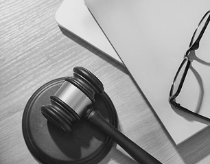 Судейский молоток и очки